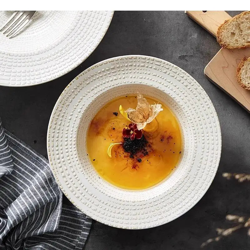 Assiette soupe céramique texture irrégulière style artisanal restaurant