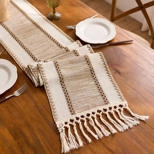 Chemin de table bohème macramé kaki à pompons