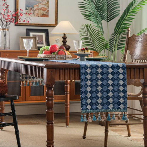 Chemin de table jacquard vert floral pompons campagne