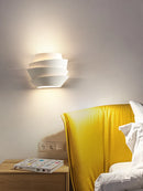 Applique murale LED en forme de pomme de pin en métal blanc