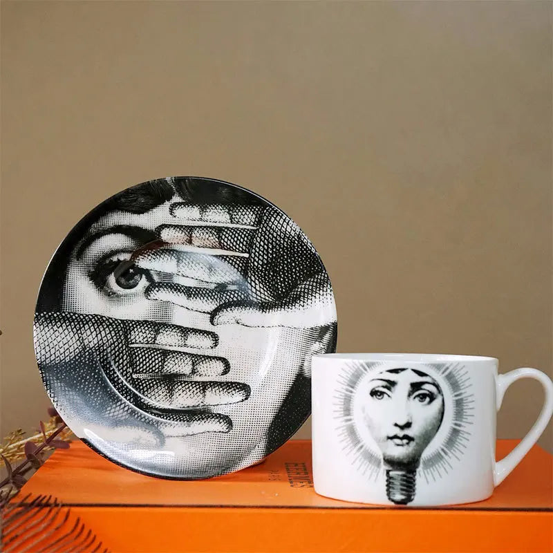 Tasse porcelaine visage italien avec soucoupe artistique