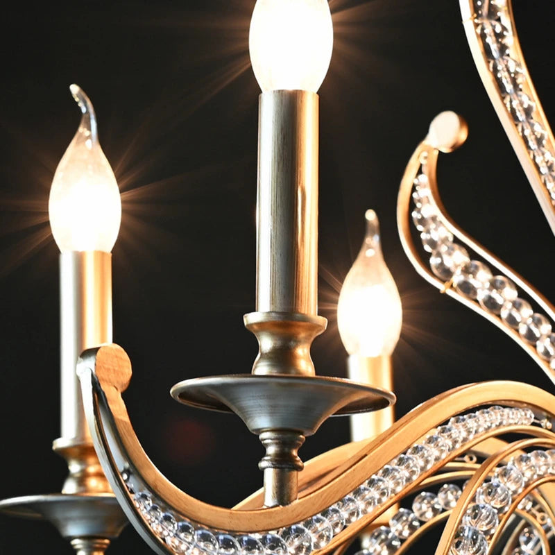 lustre en métal doré antique avec décoration en cristal