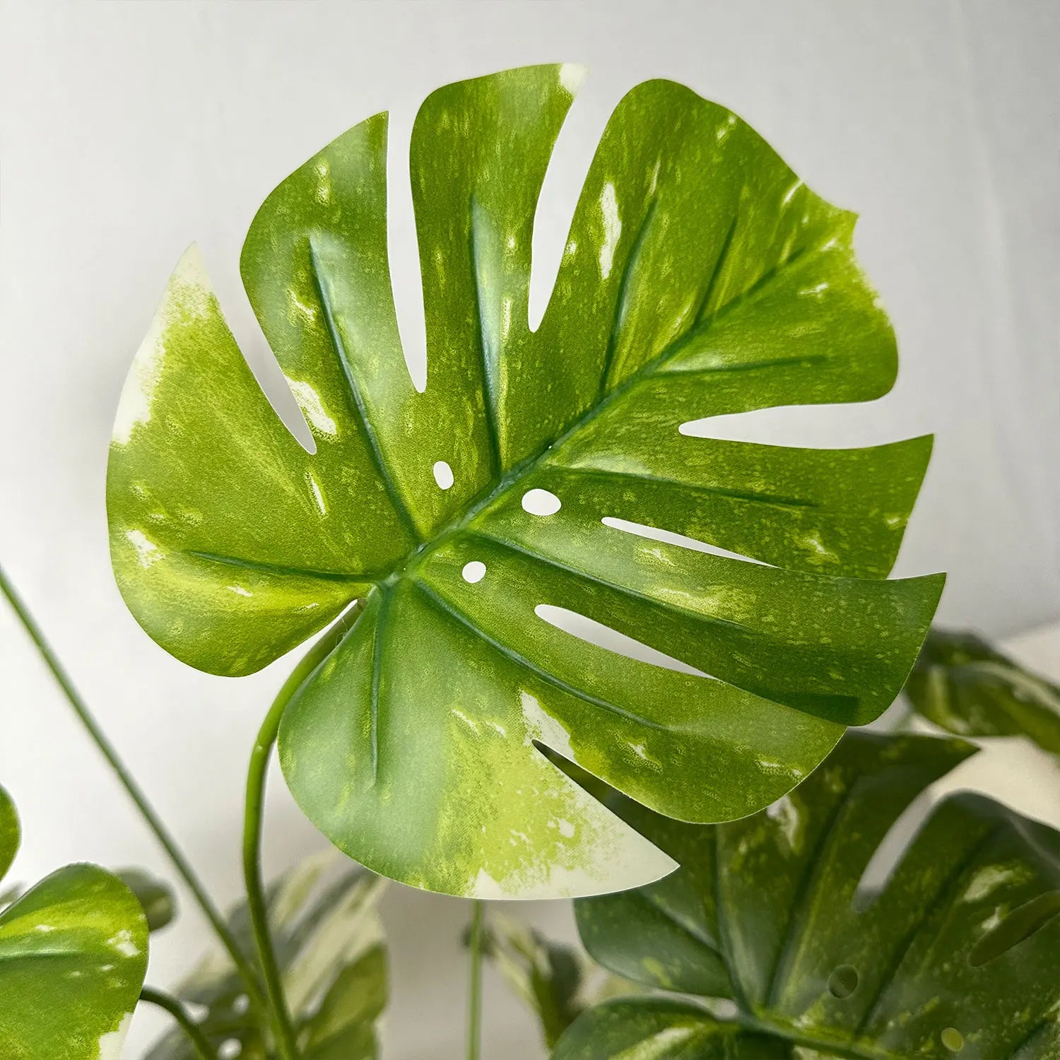 Realistic and elegant artificial monstera plant for interior decoration - vue 6 sur 10