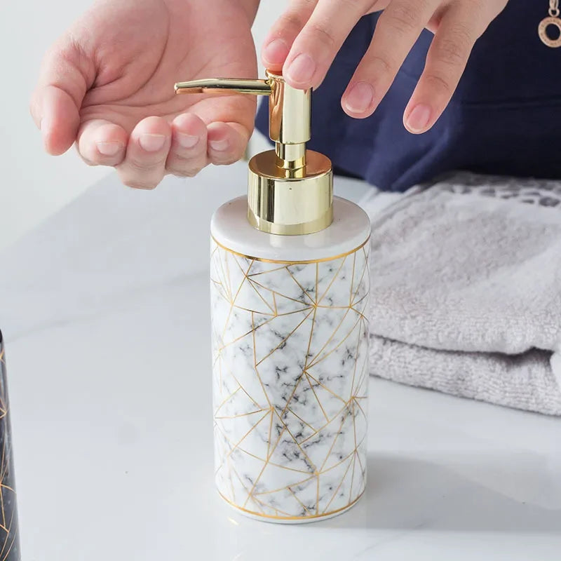 ensemble de quatre accessoires de salle de bain en céramique - vue 3 sur 6