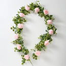 fleurs artificielles roses et plantes vertes pour décoration intérieure