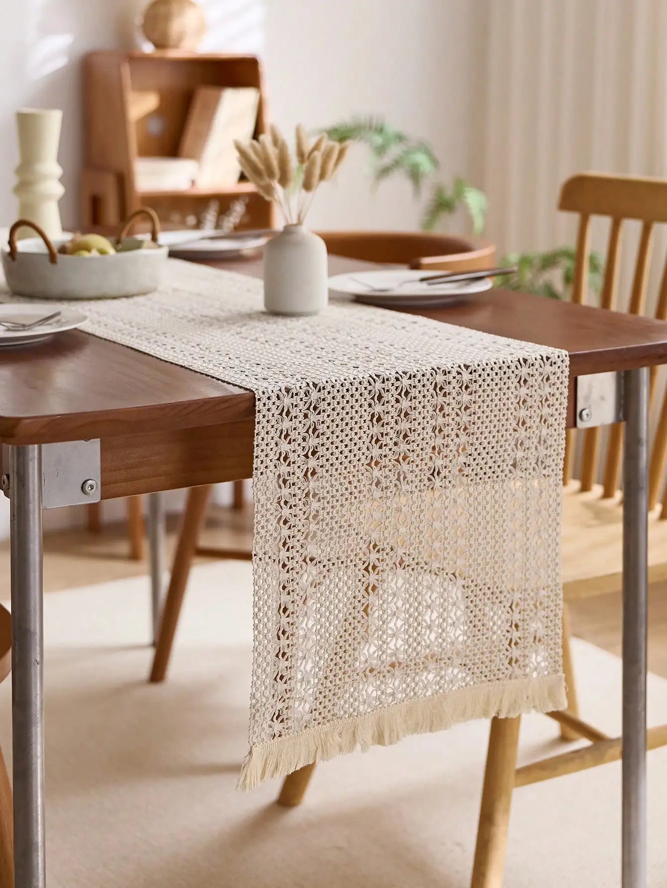 Chemin de table bohème nordique tissé pompons artisanaux - vue 2 sur 5
