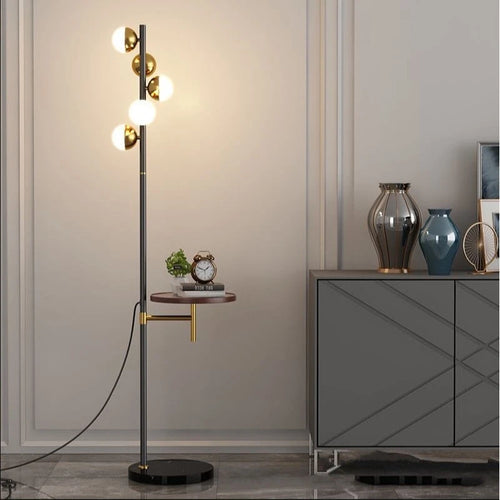 lampe de sol et table en bois avec chargement sans fil