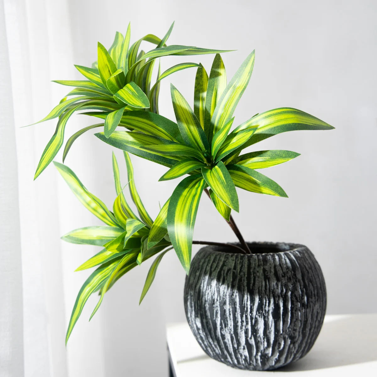 plante tropicale artificielle à trois têtes en pot décoratif - vue 4 sur 8