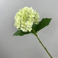 décoration de mariage fleurs artificielles hortensias et roses rouges