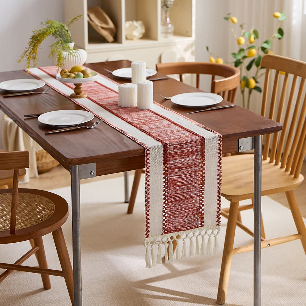 Chemin de table bohème rayures rouge beige pompons - vue 4 sur 7