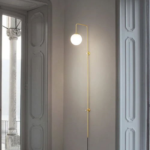 minimalist brass wall light with white glass - vue 5 sur 9