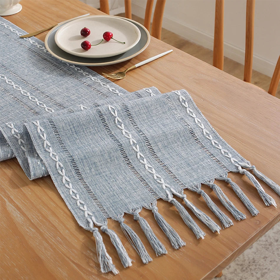 Chemin de table brodé bohème avec pompons tissés - vue 4 sur 7