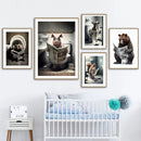 décoration murale humoristique animaux sur toilettes avec journal