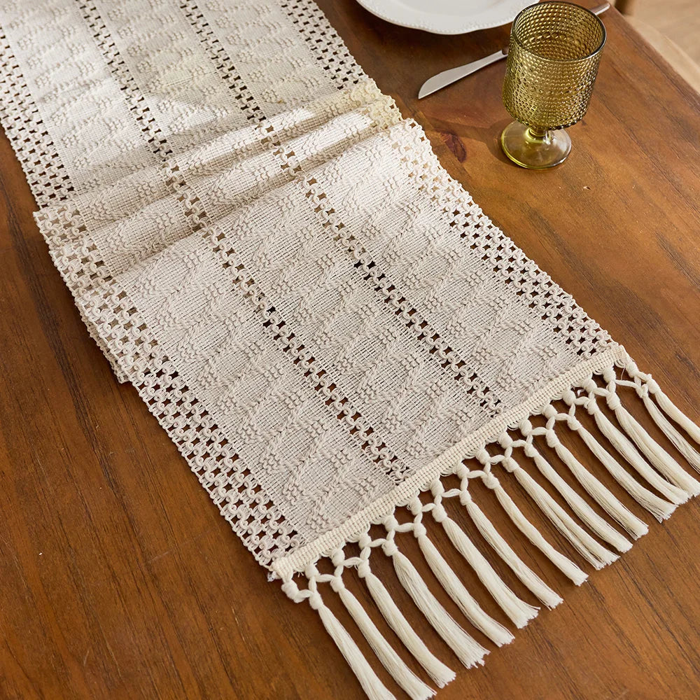 Chemin de table bohème beige tissé pompons géométriques - vue 2 sur 7
