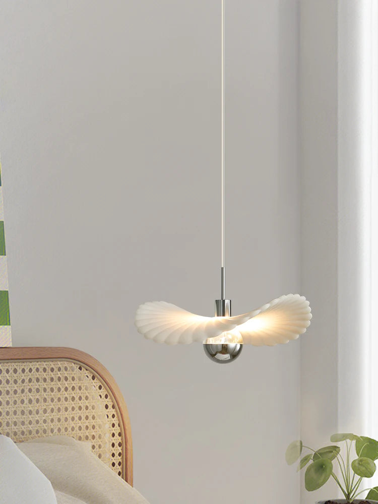 Modern minimalist resin pendant light for indoor and outdoor use - vue 3 sur 12