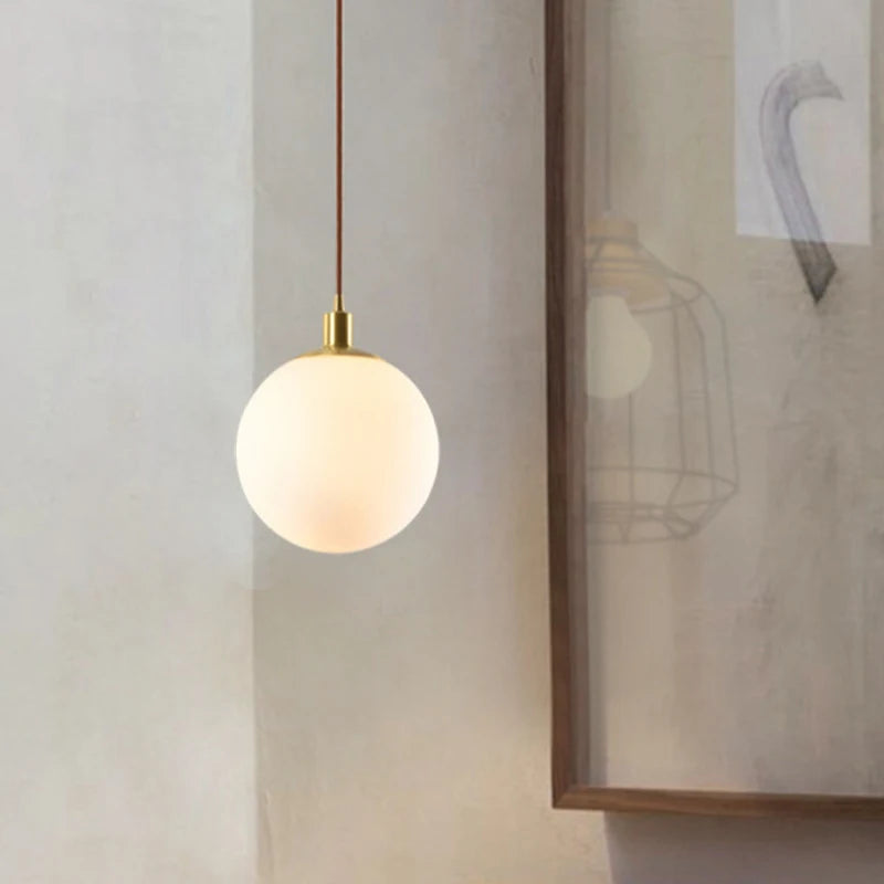 Modern minimalist brass pendant light with luminous orb - vue 5 sur 9