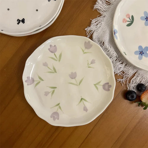 Assiette gateau ceramique style coreen motif floral irregulier