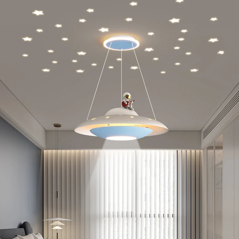 lustre créatif en forme d'ovni pour chambre d'enfant étoilé - vue 4 sur 12