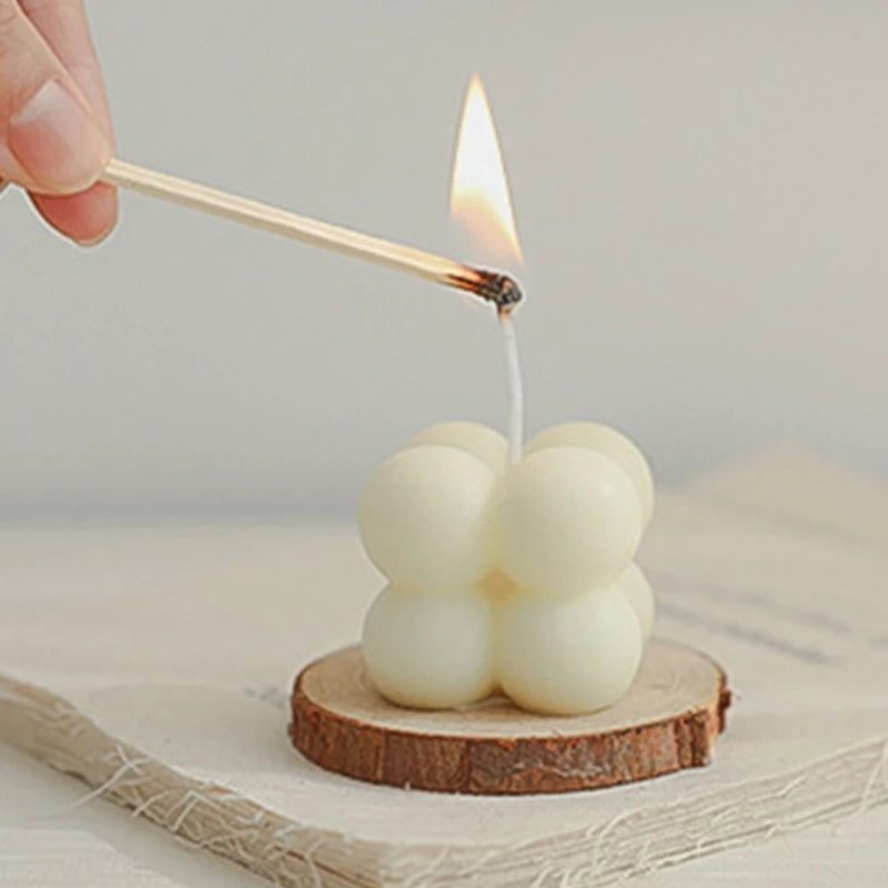 petite bougie parfumée en mini cube pour décorations festives - vue 3 sur 11