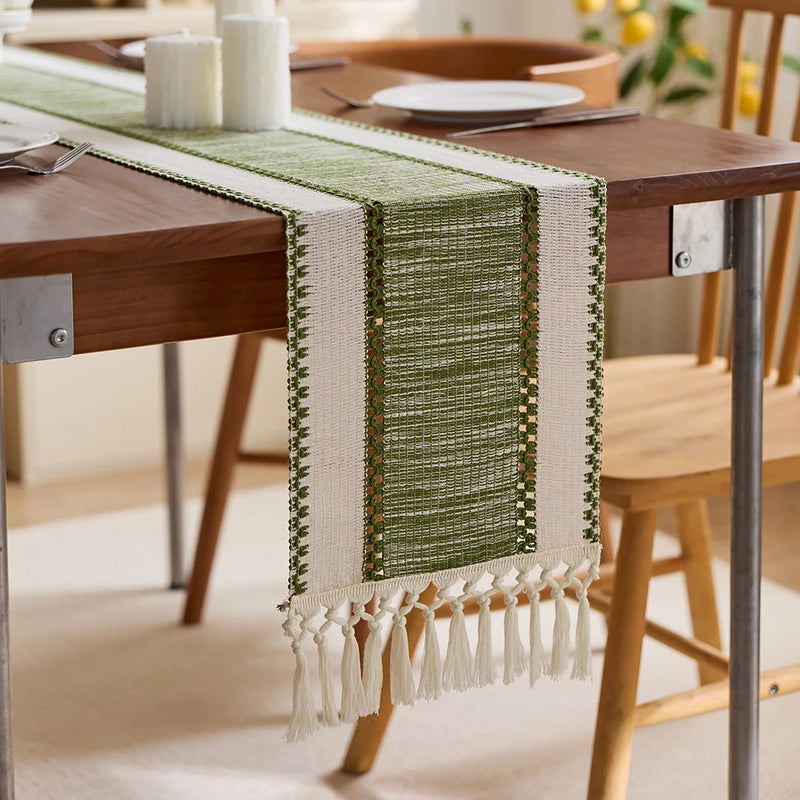 Chemin de table rayé bohème beige pompons tissés