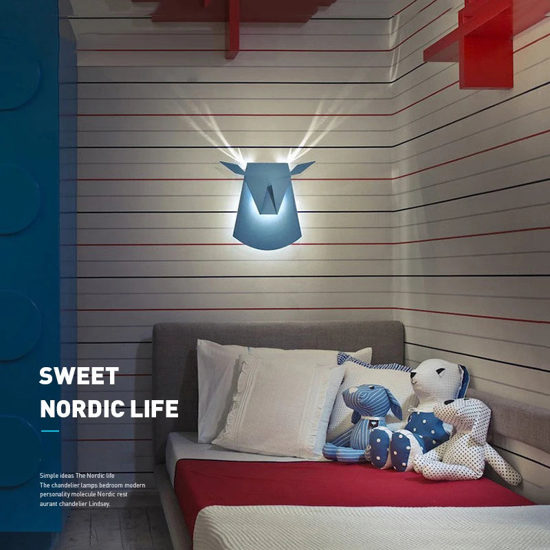 Nordic minimal wooden LED wall light peacock design - vue 4 sur 18