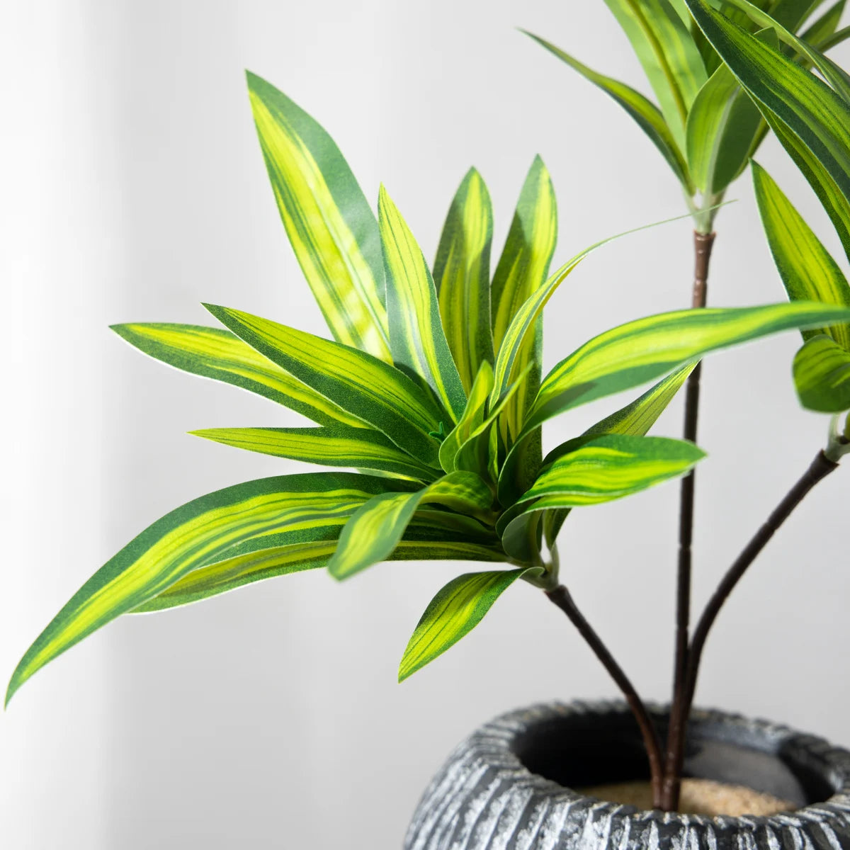 plante tropicale artificielle à trois têtes en pot décoratif - vue 5 sur 8