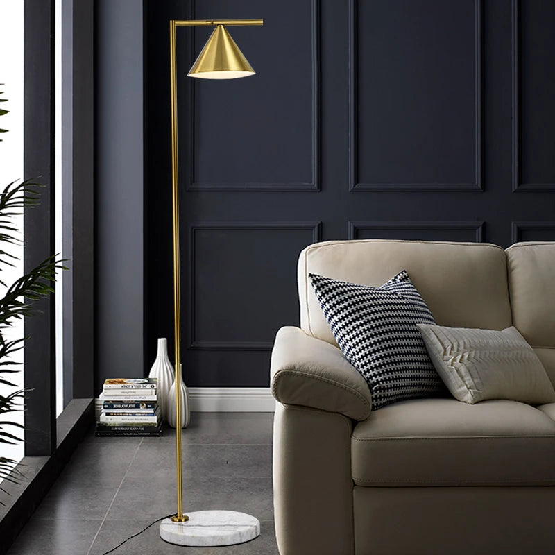 lampadaire nordique doré avec abat-jour rotatif pour lecture