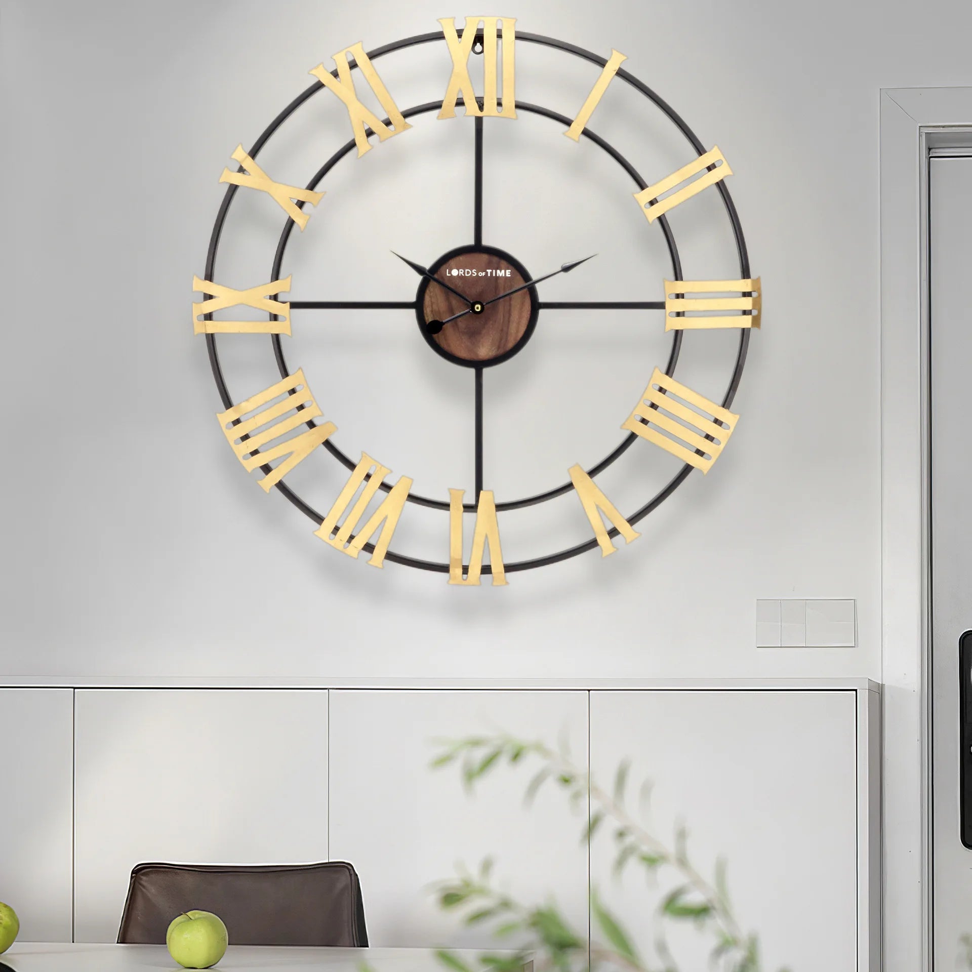 horloge murale moderne rétro en fer noir style 3D chiffres romains - vue 5 sur 6