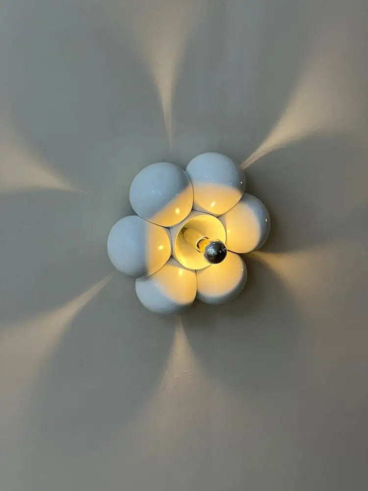 Minimalist flower shaped wall light for a soft atmosphere - vue 4 sur 8