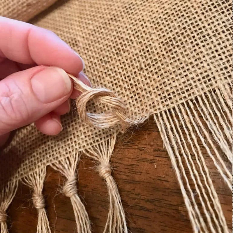 Chemin de table en jute à pompons rustique - vue 4 sur 6