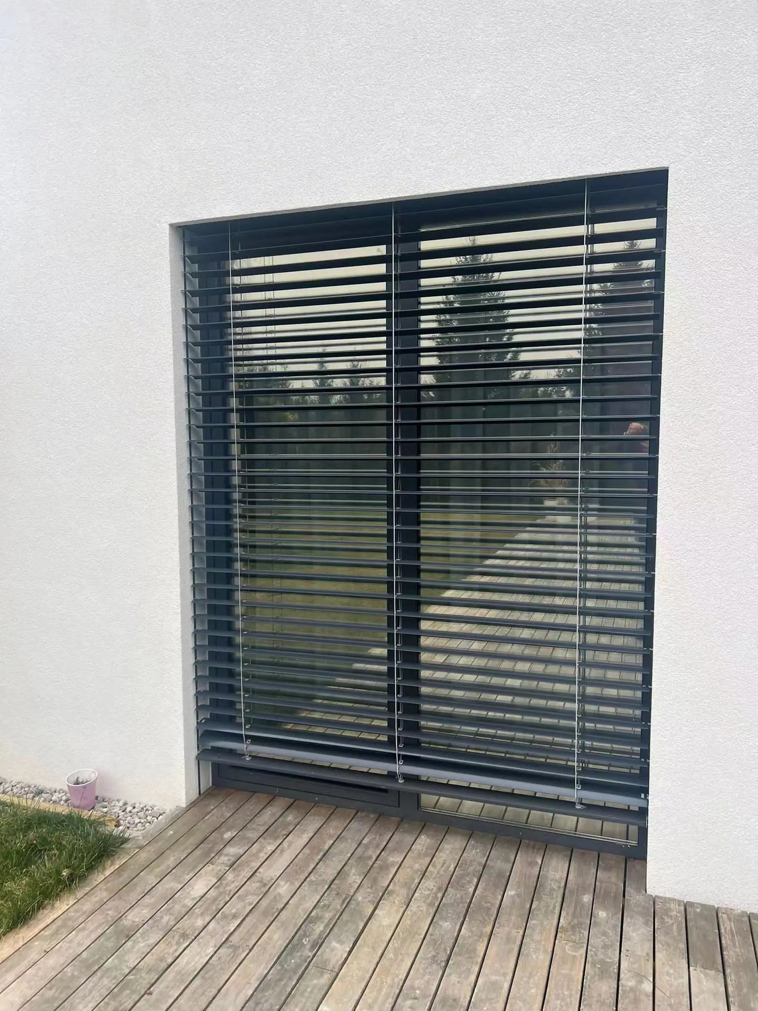 Store exterieur motorise sur mesure fenetre de toit - vue 5 sur 6