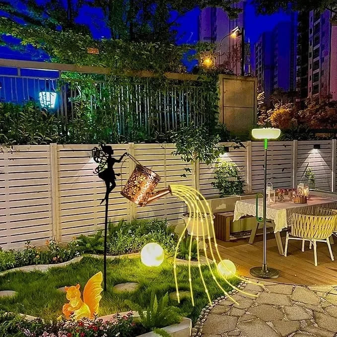 décoration de jardin fées avec arrosoir et lanternes solaires