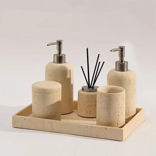 bouteille de désinfectant et accessoires de salle de bain luxe - vue 2 sur 19