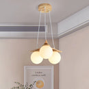 lustre en bois nordique avec boule en verre blanc