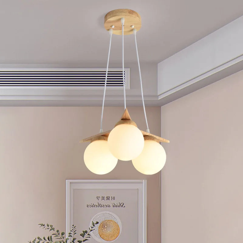 lustre en bois nordique avec boule de verre blanc laiteux - vue 4 sur 8