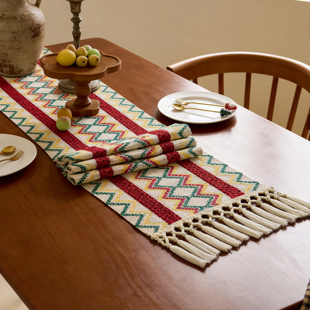 Chemin de table bohème motif aztèque tissé pompons