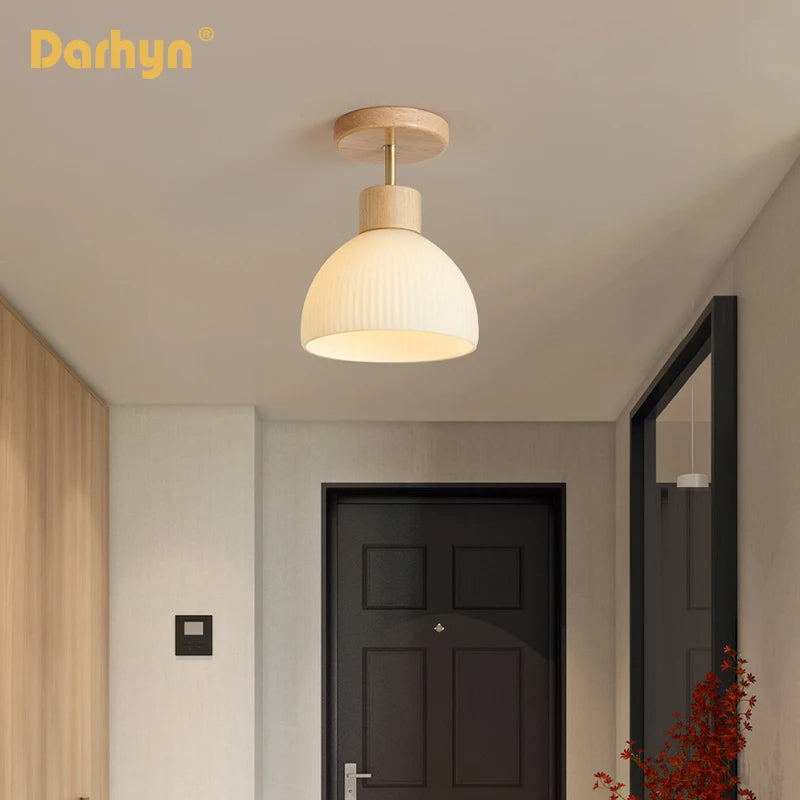 lustre en bois simple avec abat-jour en verre