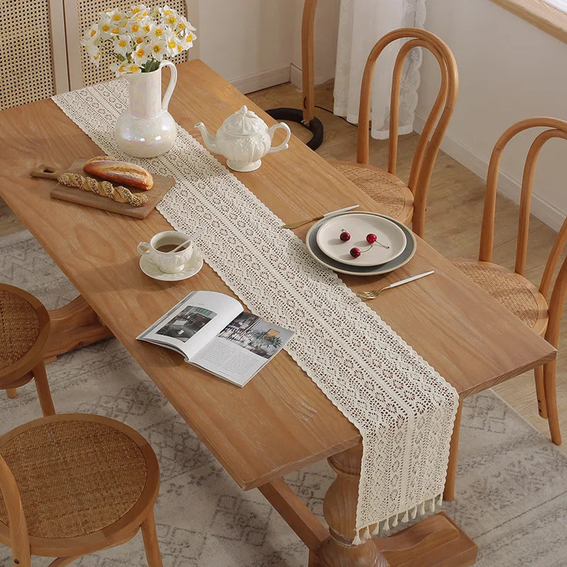 Chemin de table dentelle crochet beige vintage pompons - vue 5 sur 7
