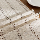 Chemin de table bohème beige tissé pompons géométriques