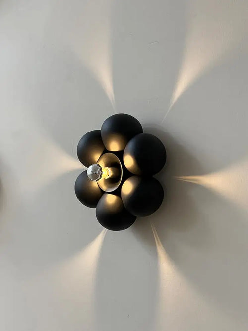 Minimalist flower shaped wall light for a soft atmosphere - vue 2 sur 8