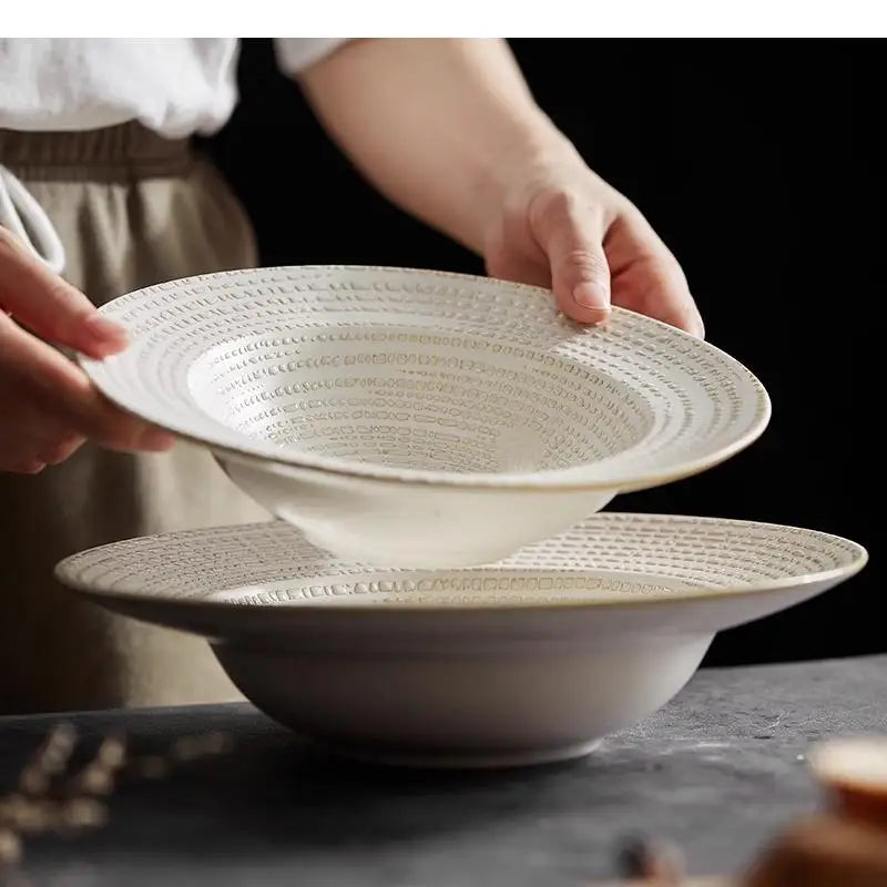 Assiette soupe céramique texture irrégulière style artisanal restaurant