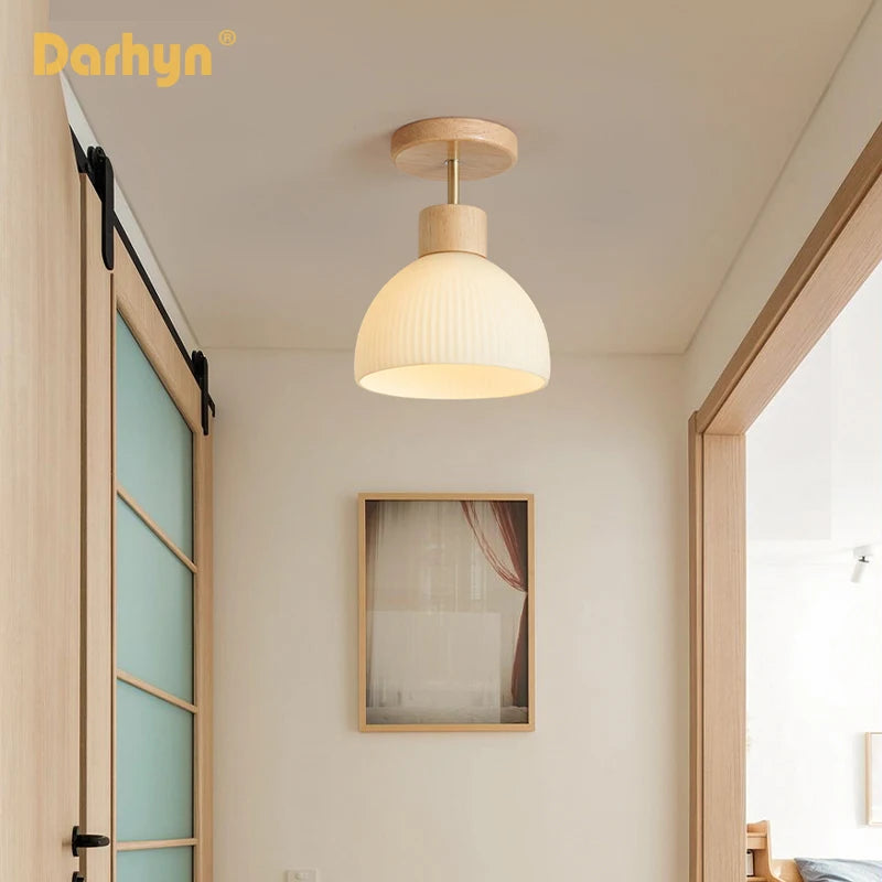 lustre en bois simple avec abat-jour en verre