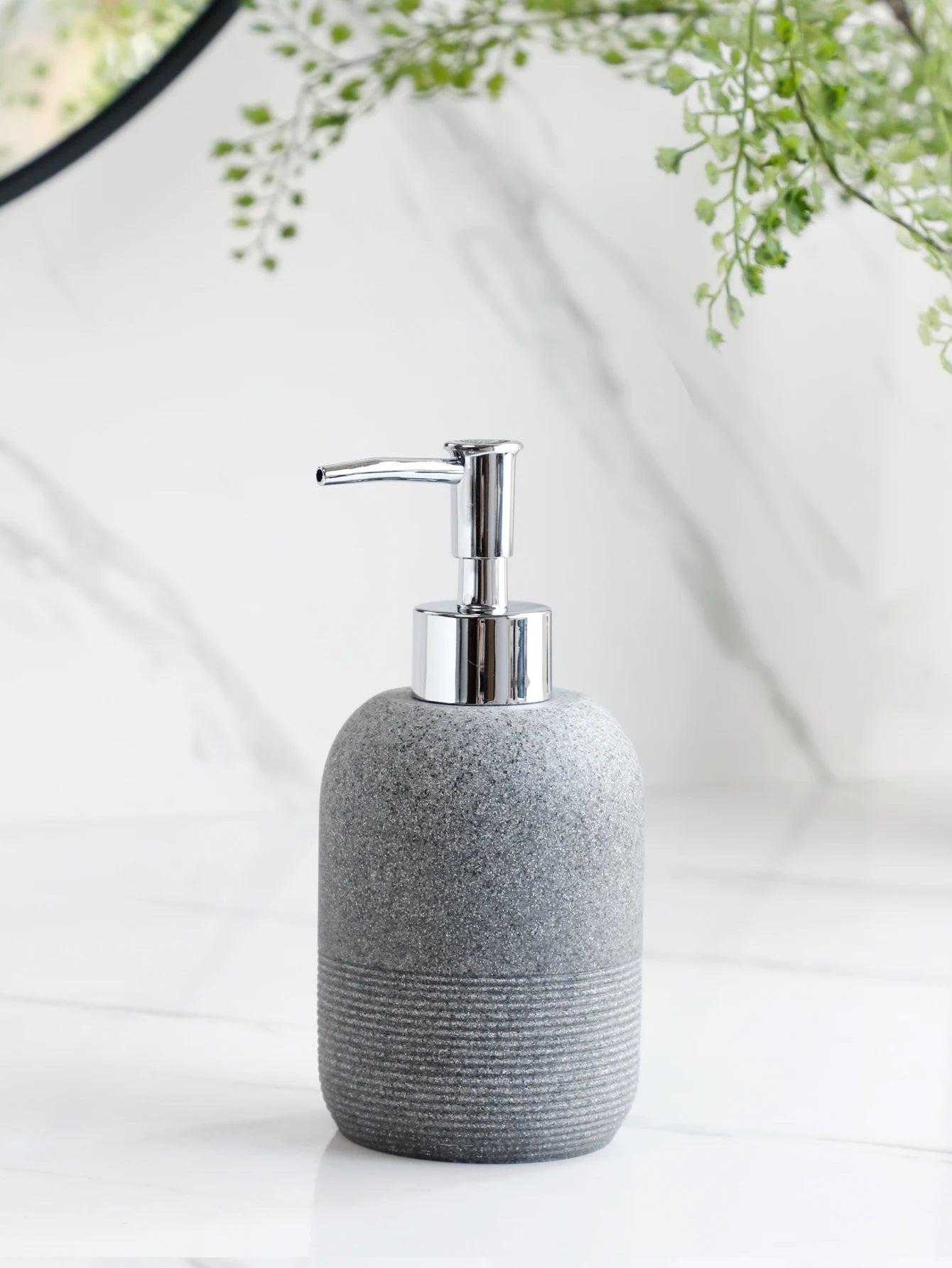 ensemble daccessoires de salle de bain cinq pièces moderne et élégant - vue 6 sur 8