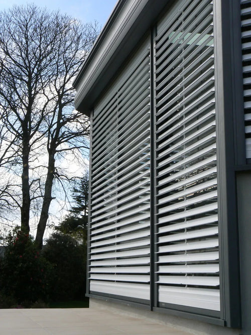 Store exterieur motorise sur mesure fenetre de toit - vue 3 sur 6