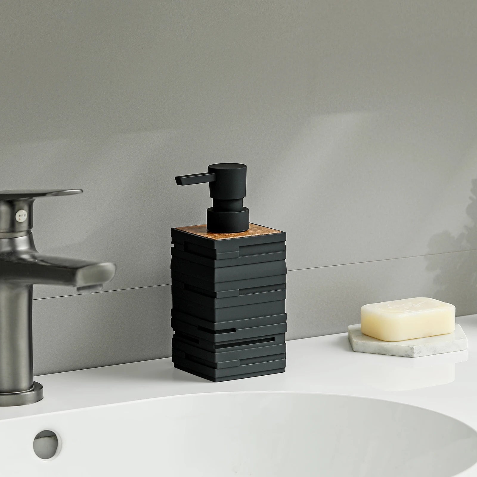 distributeur de savon noir mat avec décor en bois de teck grande capacité - vue 4 sur 6