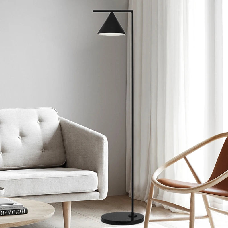 lampadaire nordique doré avec abat-jour rotatif pour lecture