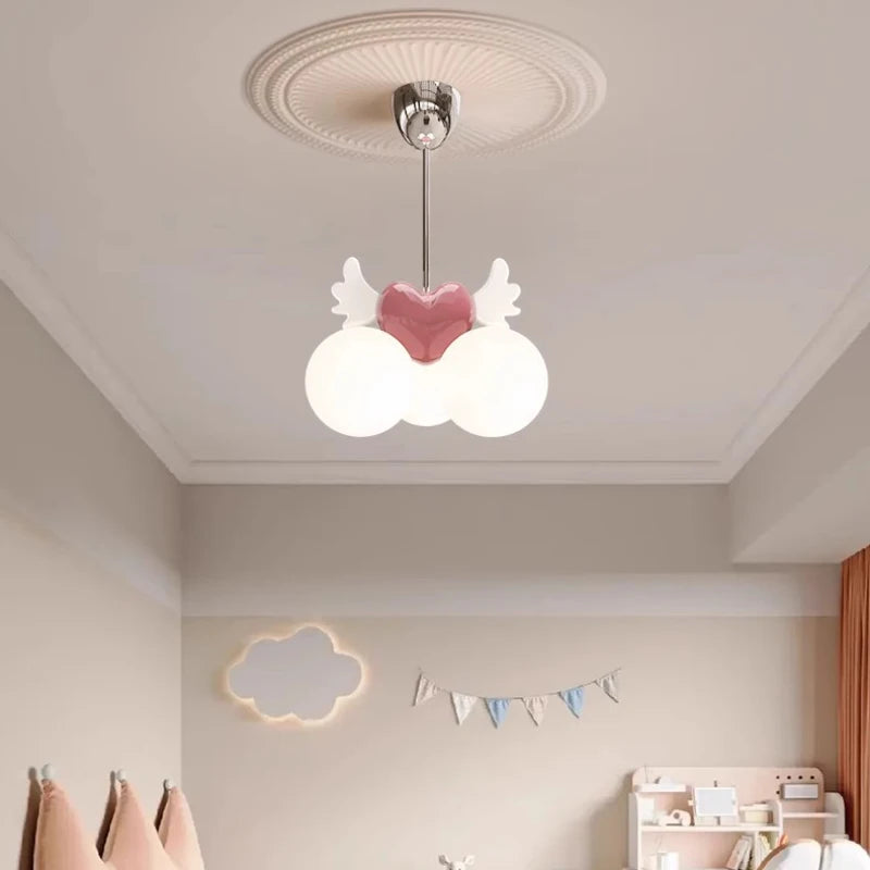 lustre romantique pour chambre d'enfant décor princesse en verre