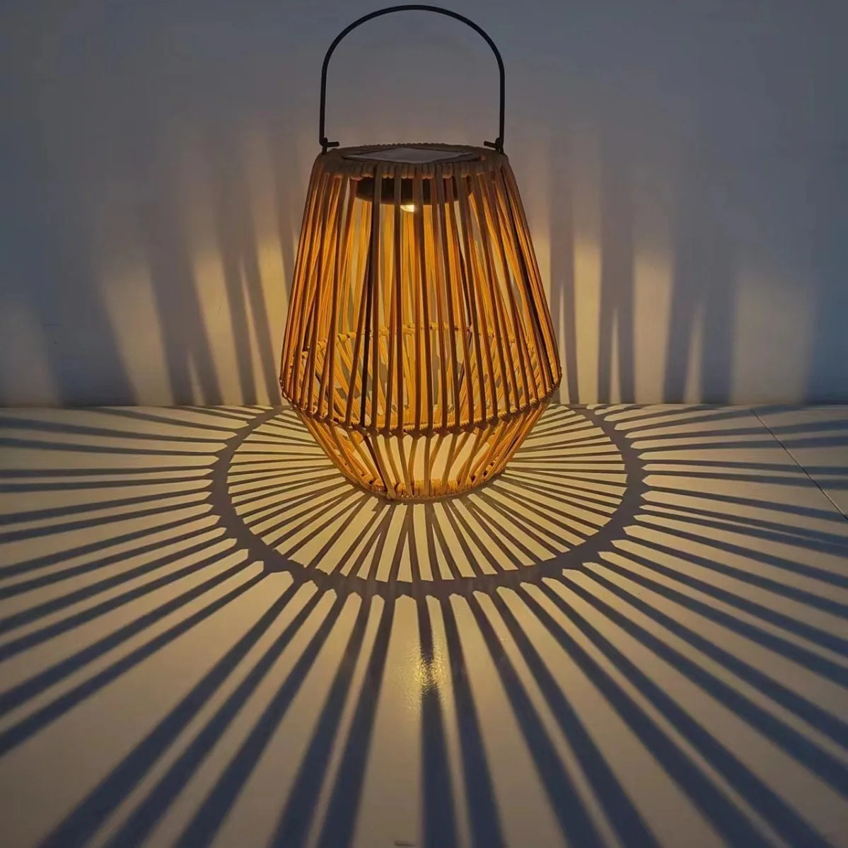 lanterne solaire en rotin pour balcon et jardin décoratif - vue 5 sur 6