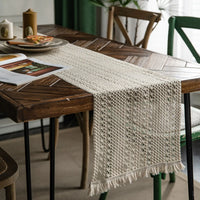 Chemin de table bohème beige motif géométrique pompons