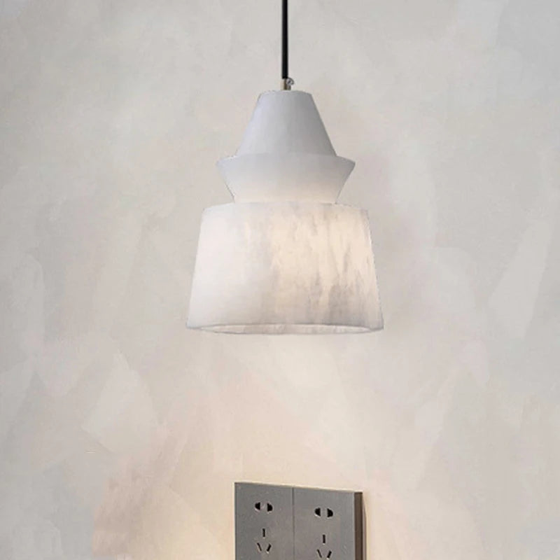 suspension post-moderne en marbre en forme de chapeau